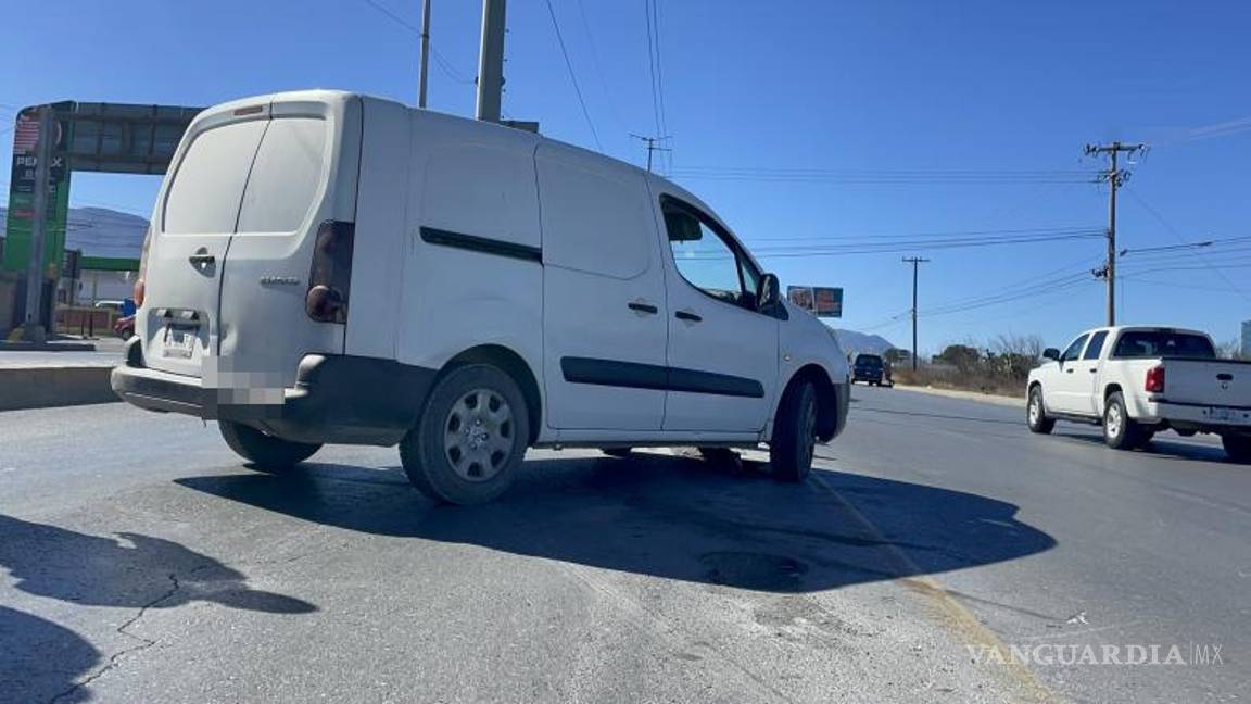 $!La camioneta quedó atorada en el paso a desnivel de Nazario Ortiz Garza, provocando una breve interrupción en la circulación.