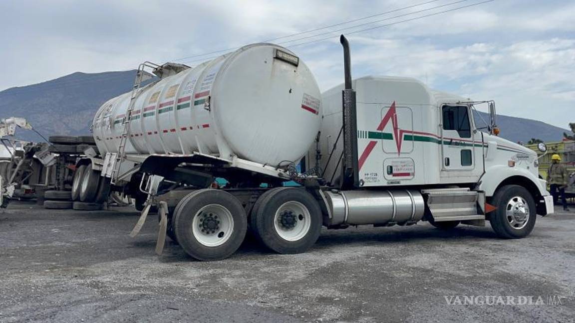 $!El accidente ocurrió a la altura del ejido Los Llanos; por fortuna, no hubo personas lesionadas.