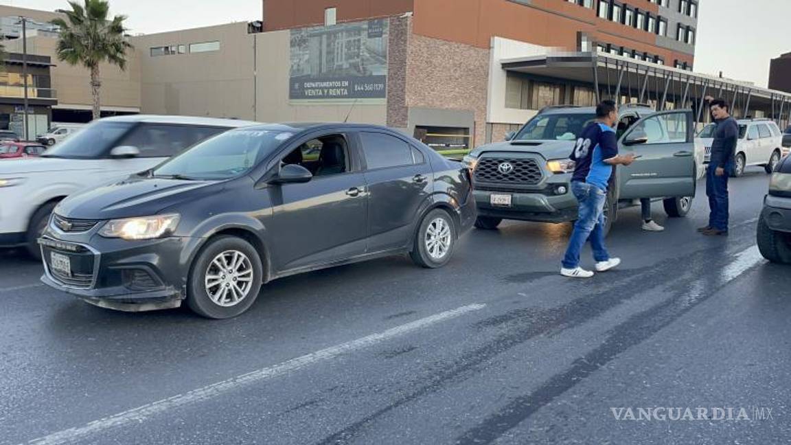 $!La camioneta Tacoma impactó la parte trasera del Aveo al no lograr frenar a tiempo.