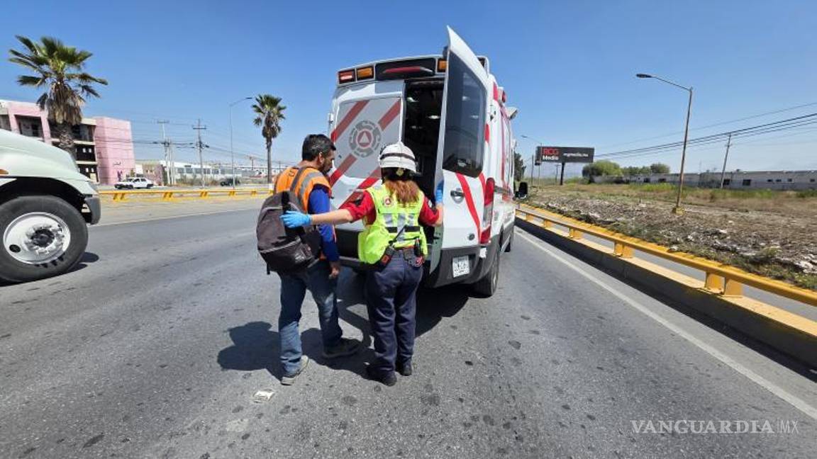 $!El conductor de la unidad cargada con salsa fue atendido por paramédicos y no requirió traslado a un hospital.