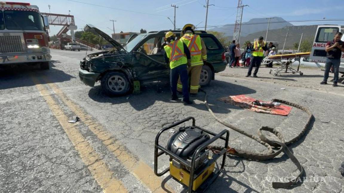 $!Bomberos y una ambulancia de la Cruz Roja atendió a los lesionados.