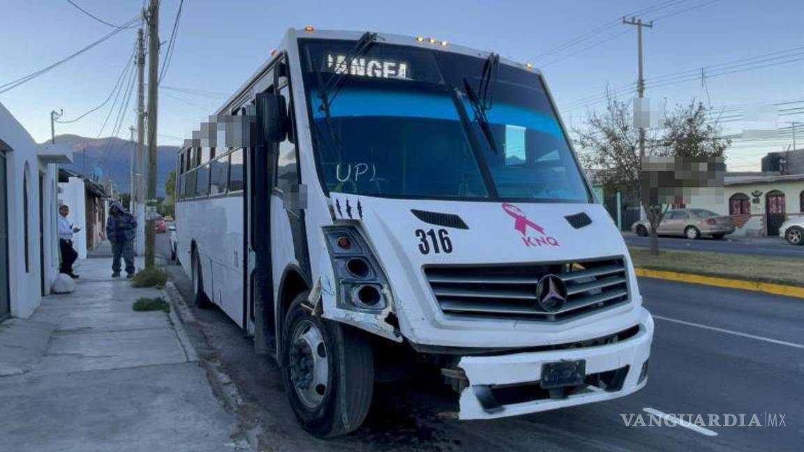 $!El conductor del camión de la empresa KNG es detenido por la Policía de Tránsito tras escapar del lugar del accidente.