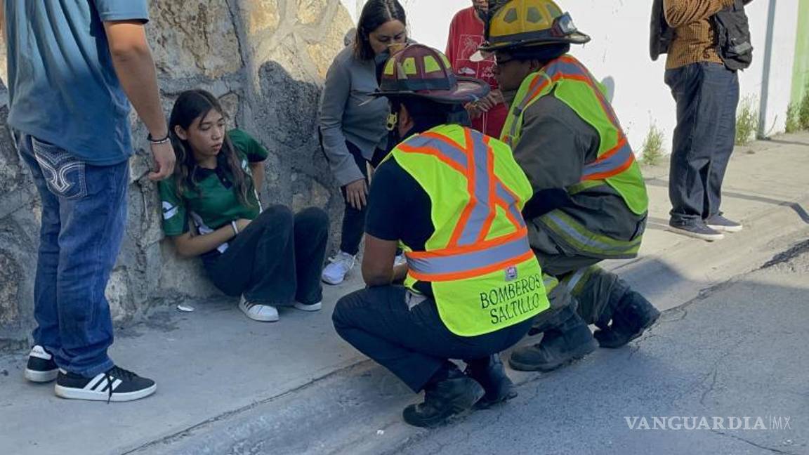 $!Bomberos de Saltillo auxiliaron al conductor y a su joven acompañante, quienes lograron salir por su propio pie del automóvil sin lesiones graves.