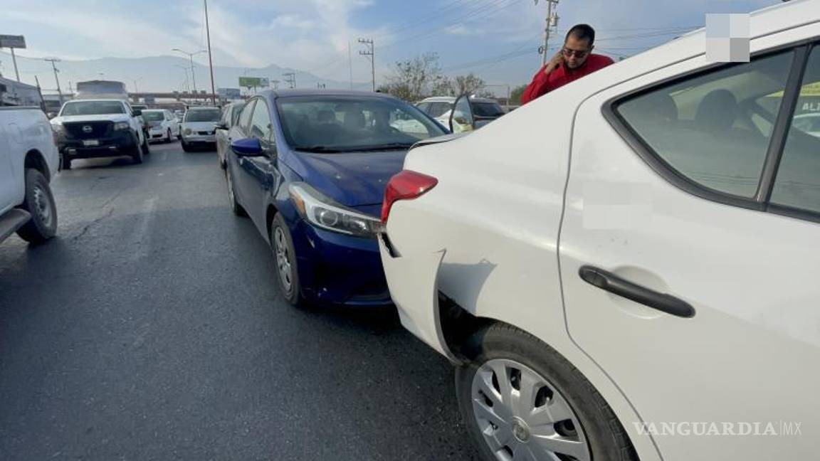 $!Afortunadamente, no hubo personas heridas, pero el accidente provocó severos daños materiales a los vehículos involucrados.