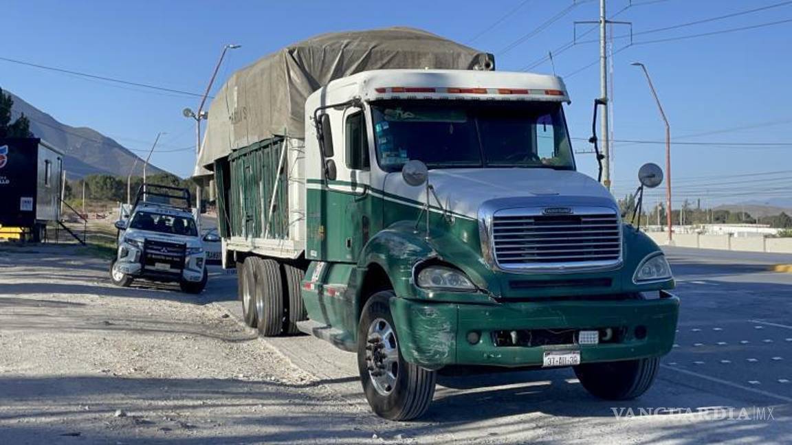 $!El conductor del camión de carga fue asegurado por la Policía Municipal de Tránsito mientras esperaban la llegada de la Guardia Nacional.