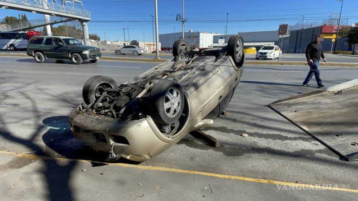 $!A pesar de la aparatosa caída, el conductor del vehículo no sufrió lesiones graves.