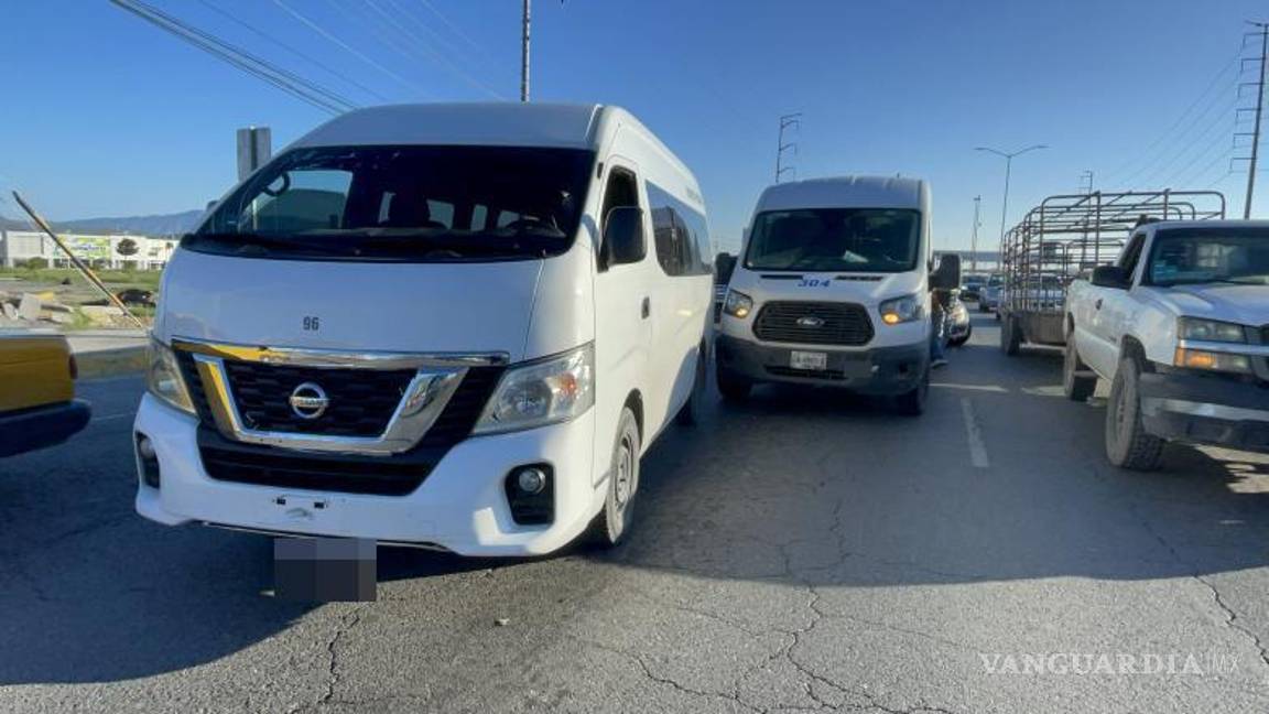 $!Autoridades municipales acudieron lugar del accidente moviendo los vehículos para despejar el tráfico.