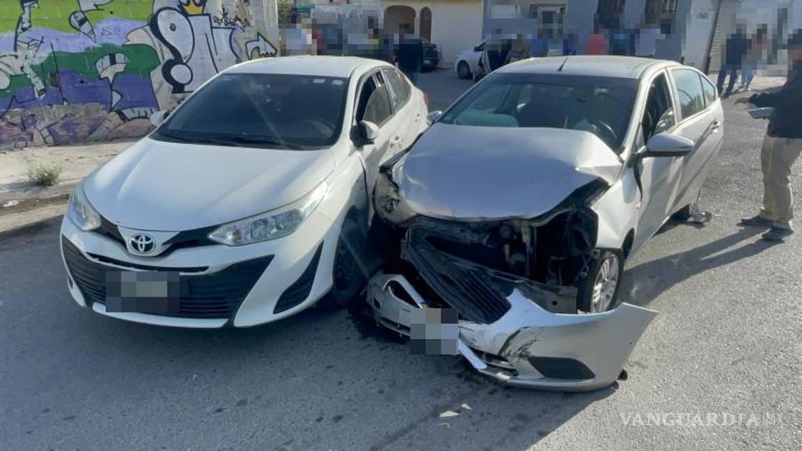 Saltillo: choca joven por no hacer alto en Zaragoza; acompañante resulta lesionada