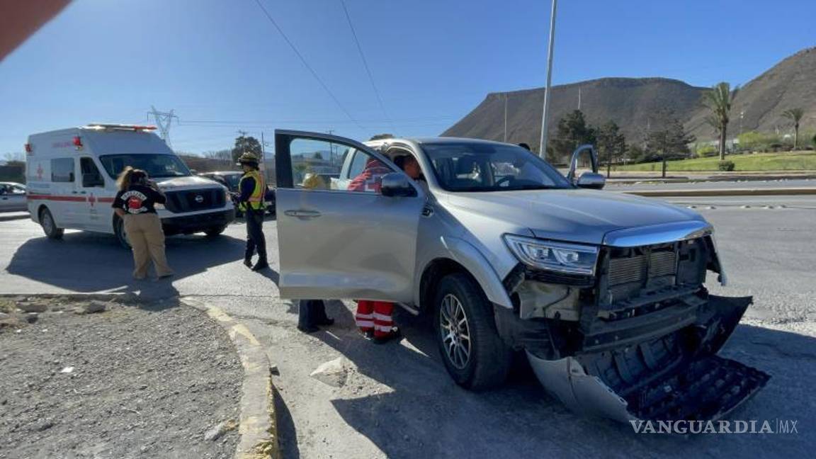 $!La camioneta salió del fraccionamiento Santorini y se atravesó al paso del Matiz.