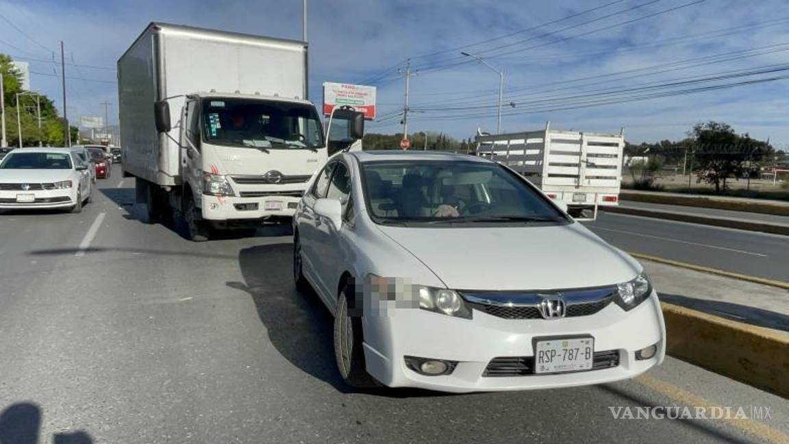$!La conductoras afectadas fueron atendidas por el personal de salud.
