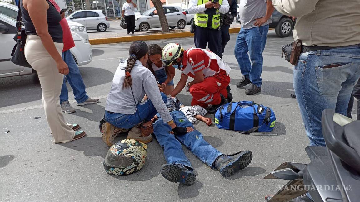 Saltillo: retorna en semáforo y atropella a motociclista en V Carranza; detienen a conductora