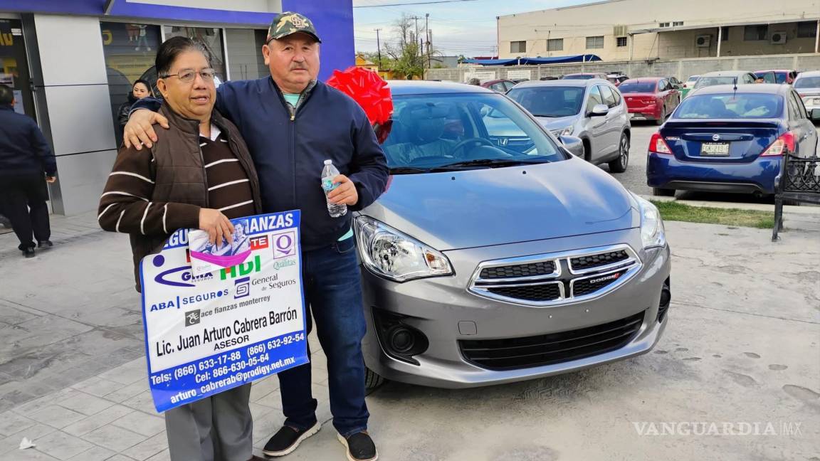 ¿Un auto por 36 pesos? Rellena garrafones de agua en Frontera y se lleva el premio mayor (video)