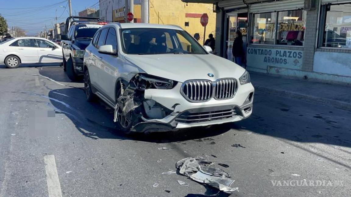 $!Camioneta BMW involucrada en el accidente con daños visibles en la parte frontal.