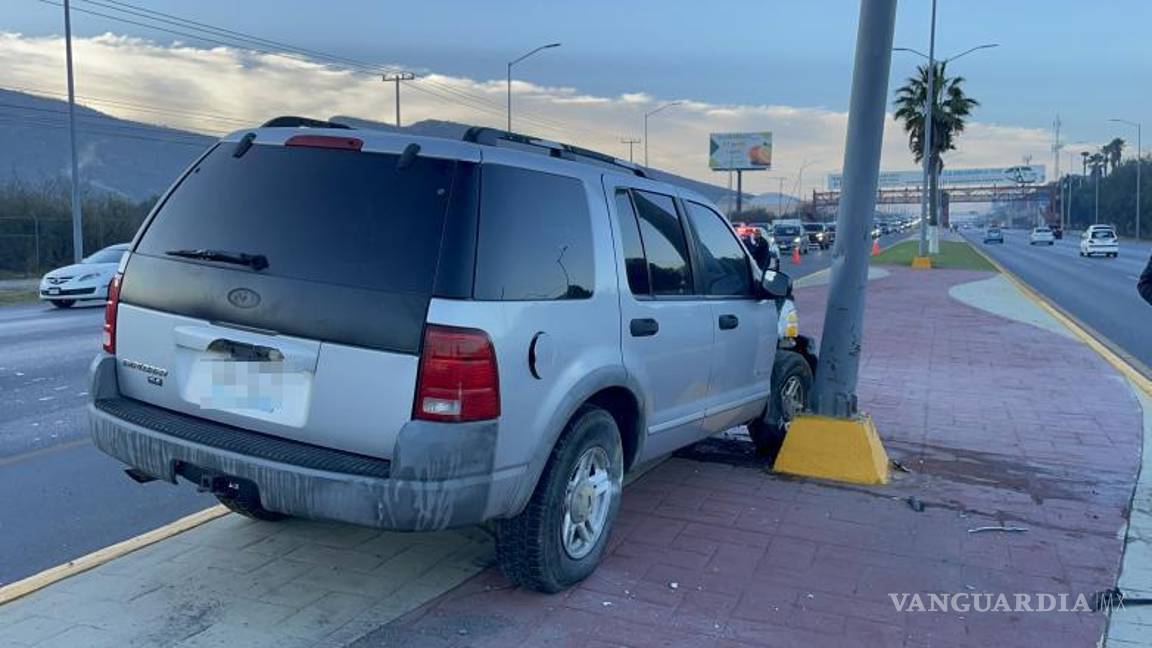 $!Agentes de la Policía Municipal de Tránsito examinaron la escena del accidente, antes de trasladar el vehículo al corralón.