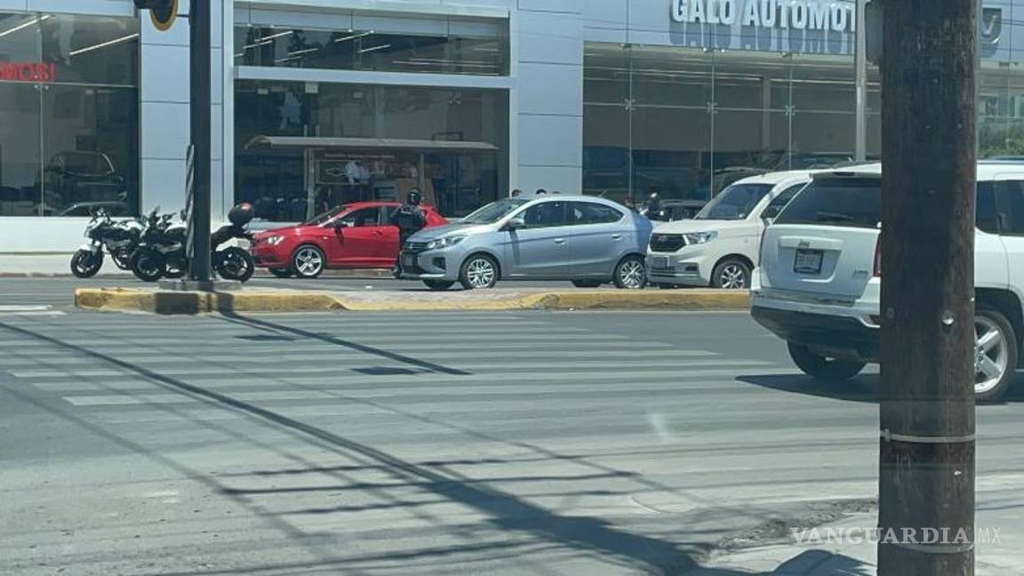 $!Momento en que oficiales intervienen para separar a dos automovilistas en plena vía pública.