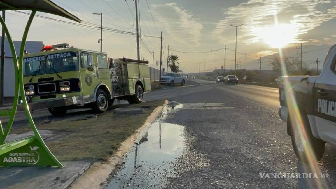 $!Bomberos de Arteaga sofocaron el incendio de un automóvil registrado la mañana de este lunes.