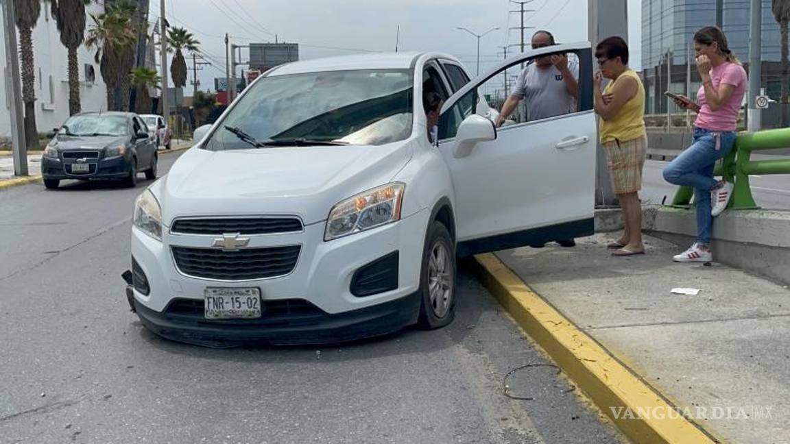$!Alrededor de las 11:00 horas, personal de la Policía Municipal de Tránsito de Saltillo acudió al lugar del accidente para tomar conocimiento y asegurar la zona.