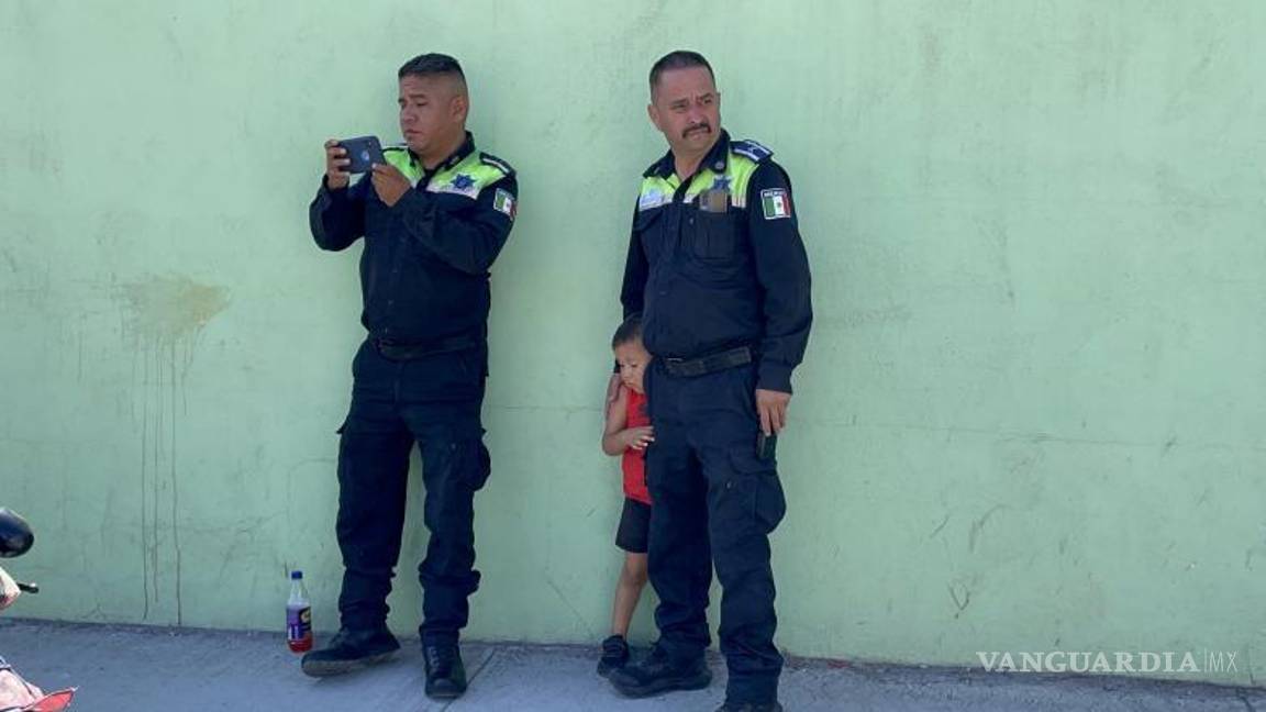 $!El menor de tres años fue hallado corriendo solo sobre la calle Fabián de Aquino, en la colonia Nueva Tlaxcala, por oficiales de Tránsito que acudieron al reporte mientras atendían un accidente vial cercano.