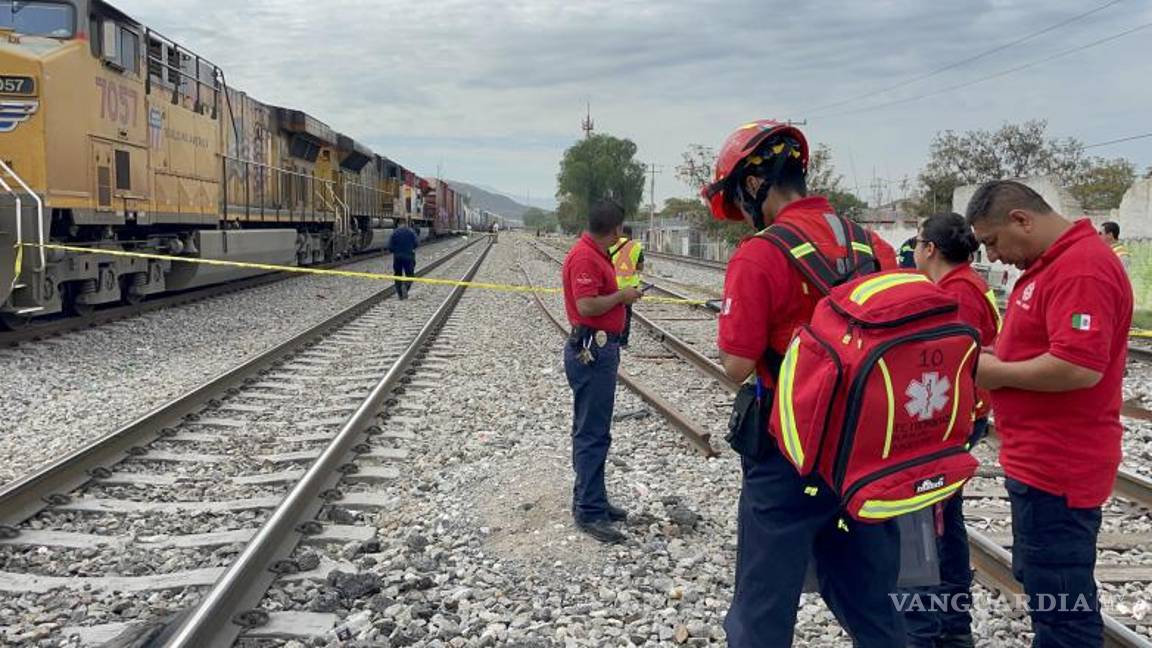 $!El personal de la Agencia de Investigación Criminal de la Fiscalía General del Estado acudió con los peritos para tomar conocimiento del accidente y realizar el levantamiento del cuerpo.