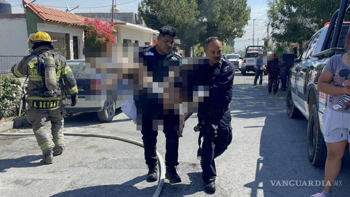 $!Una joven presuntamente embarazada fue rescatada del interior del domicilio en llamas y atendida por paramédicos en el lugar.