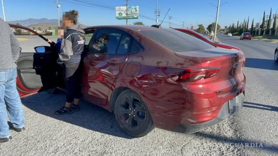 $!La conductora del Chevrolet Onix no observó el tráfico cercano al incorporarse a la Calzada Antonio Narro, lo que ocasionó la colisión con otro vehículo.