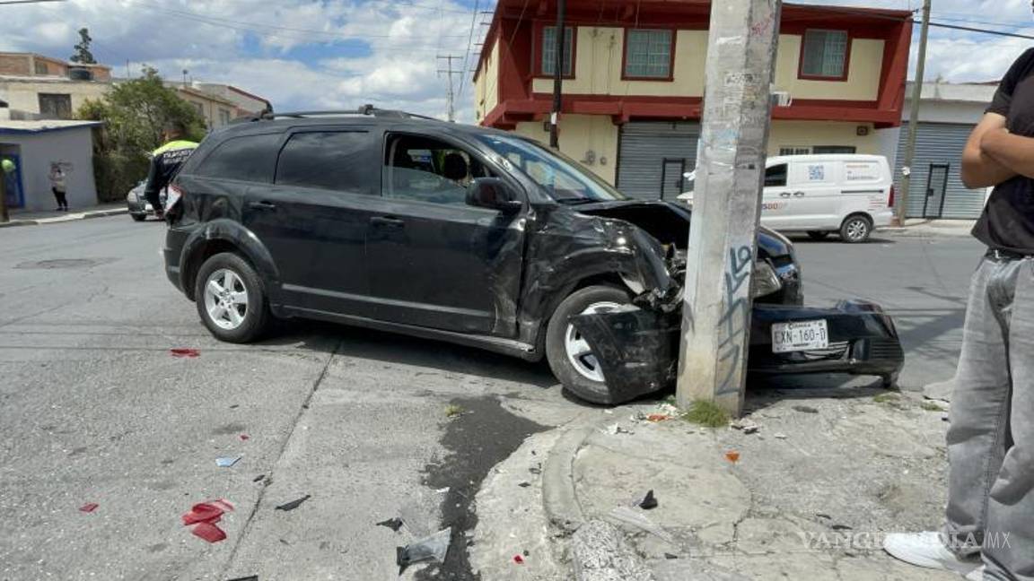 $!La Dodge Journey afectada terminó chocando contra un poste tras recibir el golpe en su costado derecho; en ella viajaba un menor que fue valorado por paramédicos.