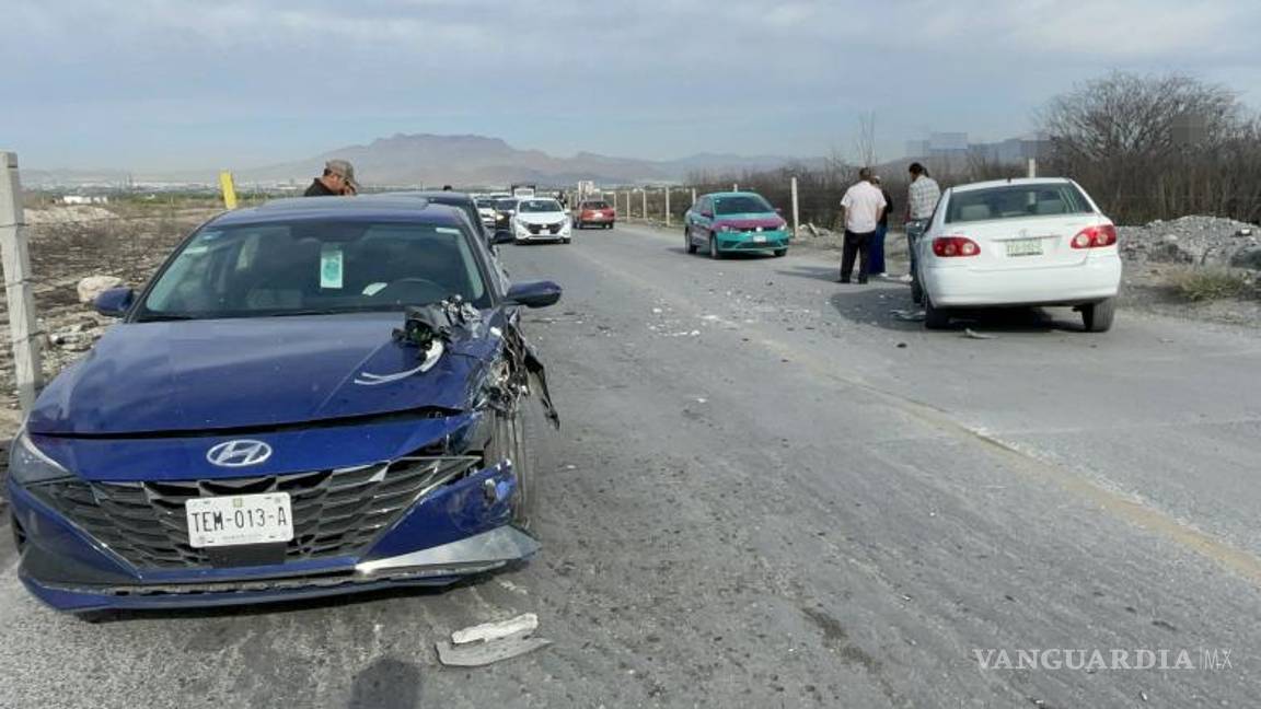$!El impacto entre los vehículos dejó severos daños materiales, sin lesionados.