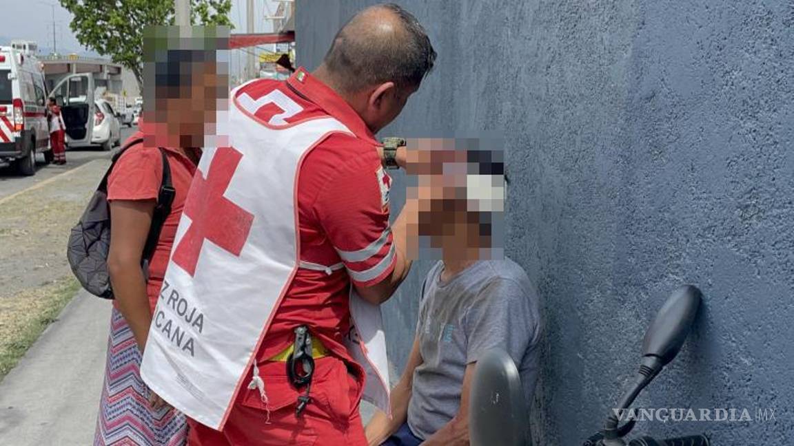 $!Loa paramédicos de la Cruz Roja atendieron al hombre lesionado tras su caída en el bulevar Fundadores.