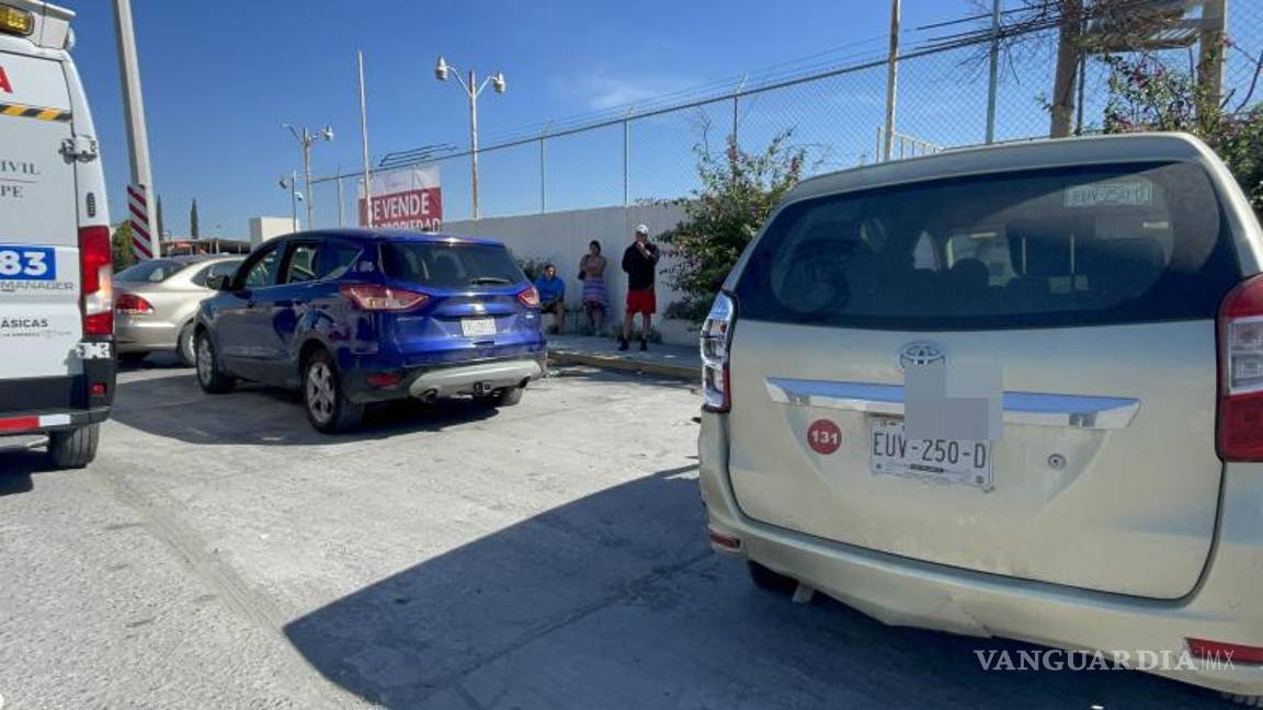 $!Paramédicos valoraron a una mujer que viajaba como pasajera, sin lesiones graves.