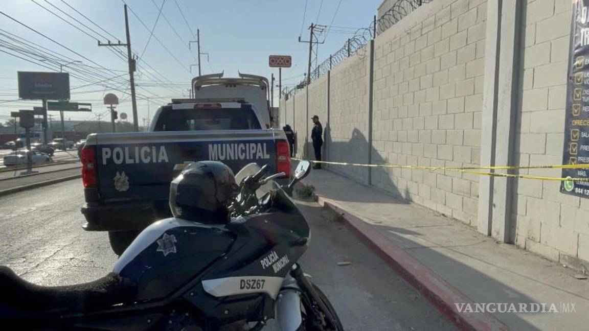 $!Elementos de la Policía Municipal y la Fiscalía General del Estado en el lugar donde ocurrió el suceso.