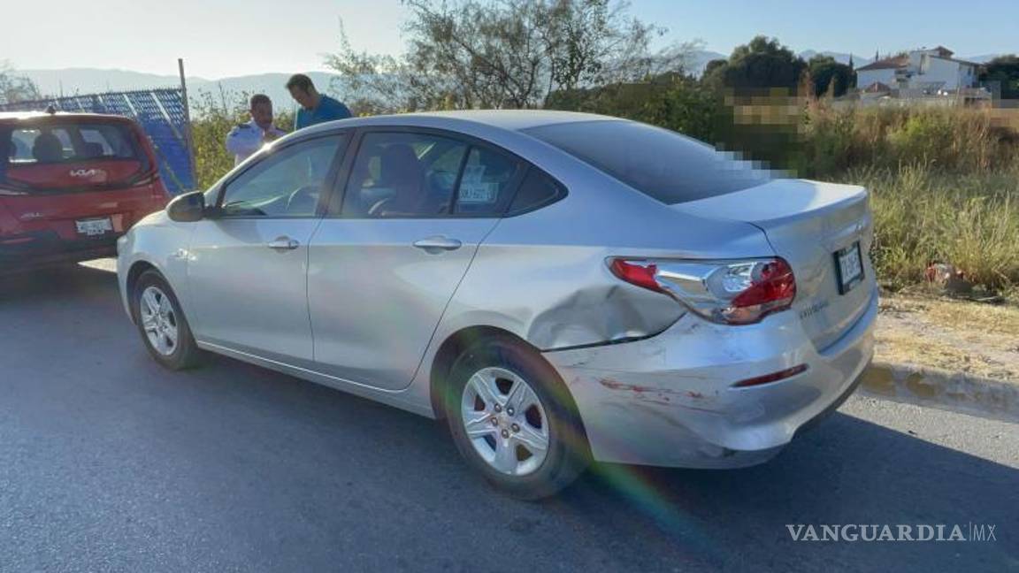 $!El Chevrolet Cavalier, involucrado en el accidente, fue uno de los vehículos que el conductor intentó esquivar antes de impactar al motociclista.