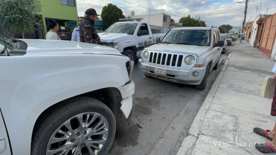 $!Por fortuna en los carriles de Francisco Coss, en ambos sentidos, no transitaban autos, ya que el hombre siguió de frente hasta terminar por chocar contra una camioneta Jeep Patriot.