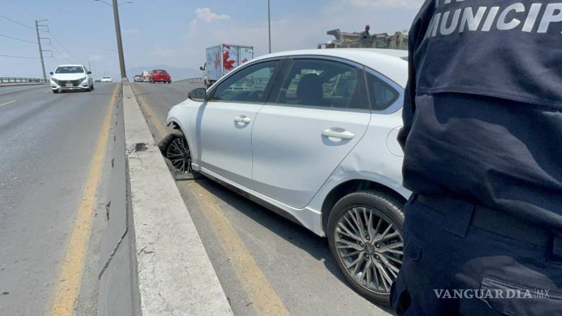 $!El choque ocurrió en el puente del cruce entre el periférico Luis Echeverría y Felipe J. Mery tras un cambio de carril sin precaución.