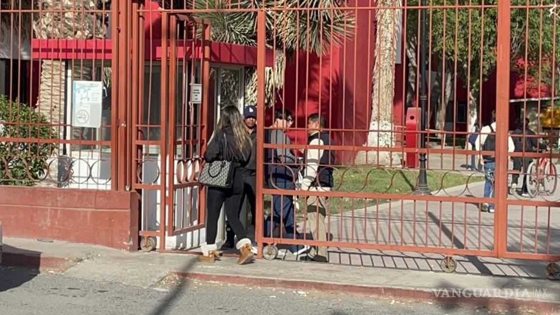 $!La UANE implementó medidas preventivas, como revisión de mochilas y solicitud de identificación al ingresar.