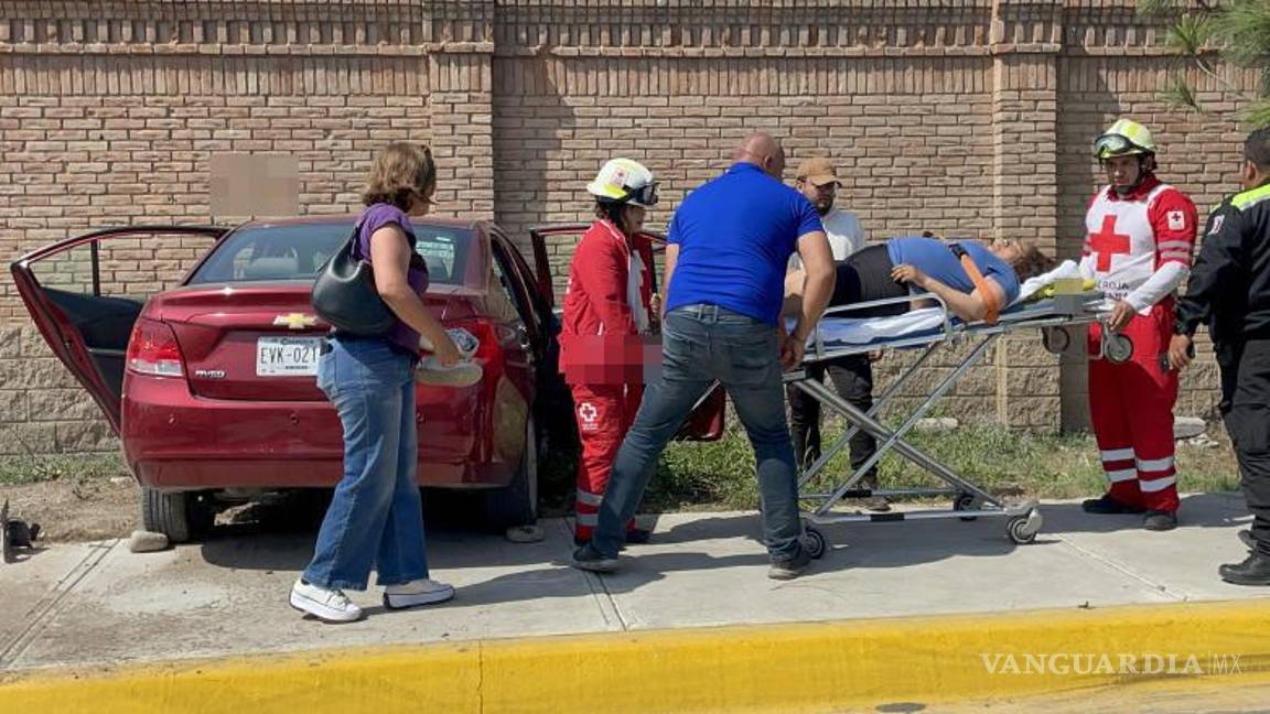 $!Paramédicos auxiliaron a la conductora, cuya puerta quedó atorada tras el accidente.