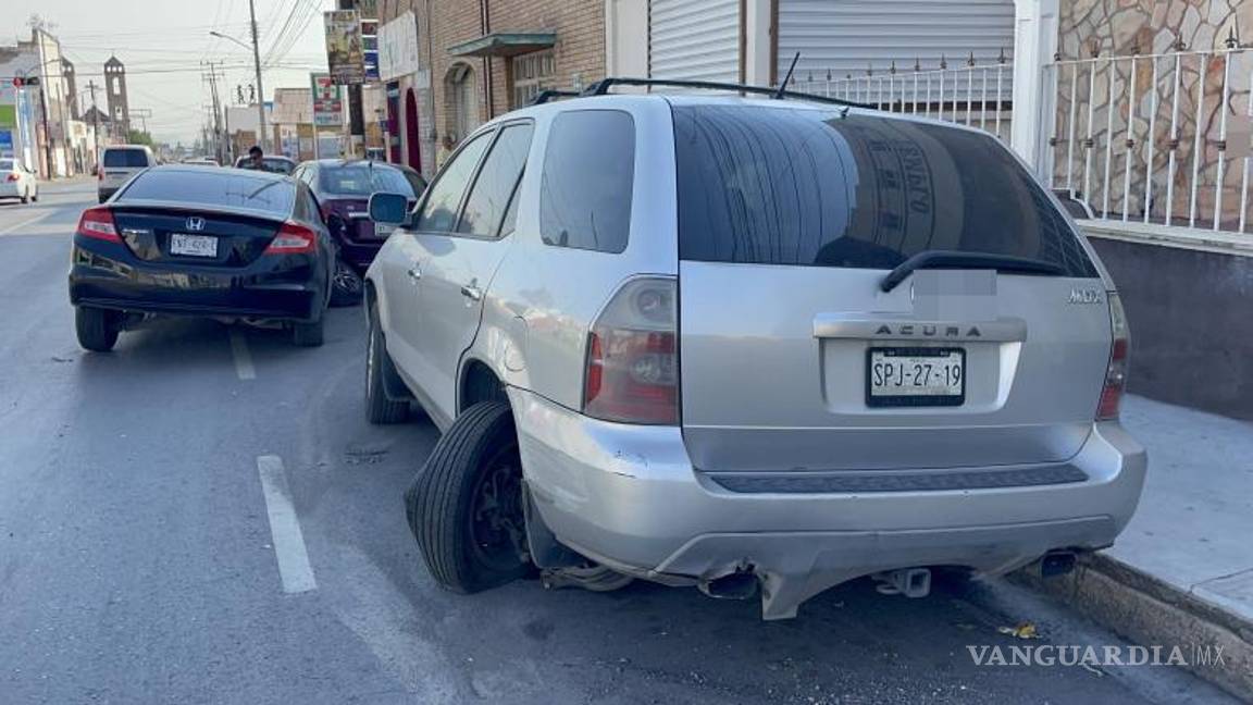 $!Uno de los vehículos afectados terminó con daños en la llanta trasera izquierda.