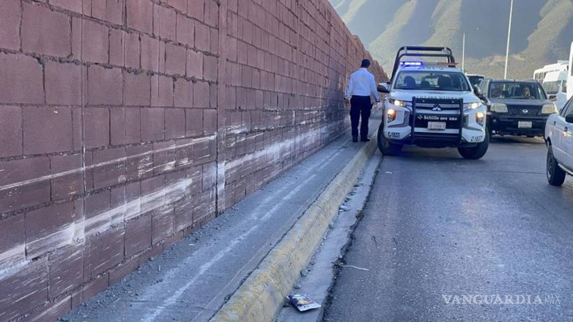 $!El vehículo continuó su avance sobre la banqueta, dejando un rastro de destrucción antes de detenerse por completo.