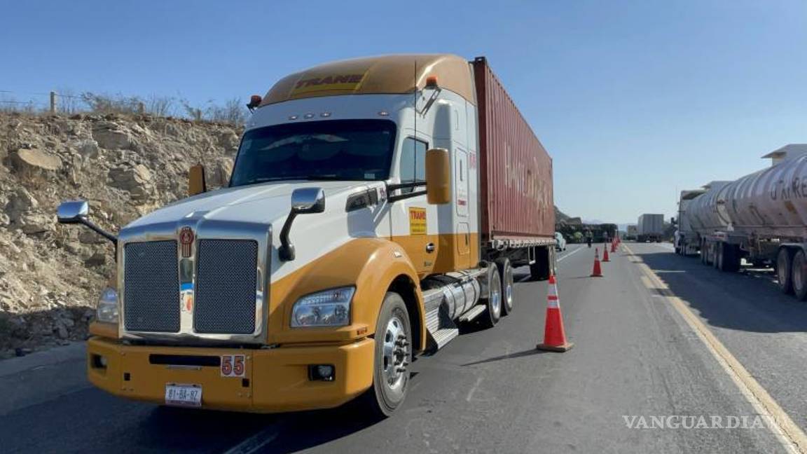 $!El conductor, visiblemente nervioso, decidió no continuar su camino y solicitó apoyo a su aseguradora.