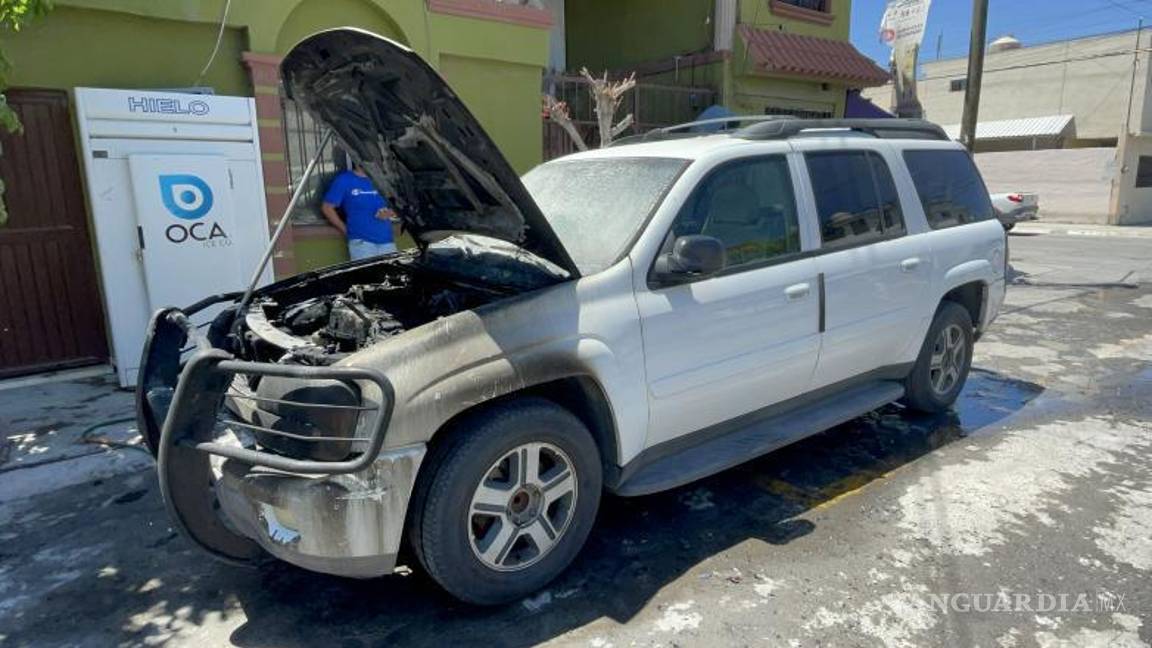 $!El incendio ocurrió en la Calle 12 de la colonia Brisas Poniente, donde el fuego consumió el motor de la camioneta en minutos.