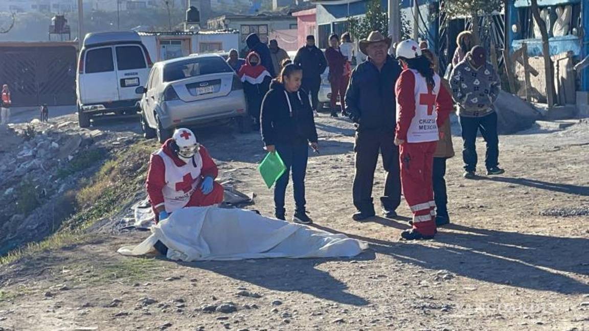 $!Vecinos alertaron a las autoridades y a los cuerpos de emergencia tras descubrir a Alberto en el suelo.