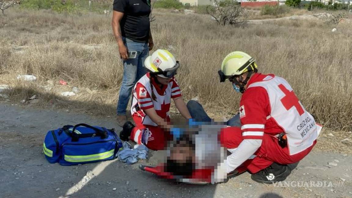 $!El conductor de la revolvedora fue trasladado de emergencia al IMSS con heridas graves tras volcarse.