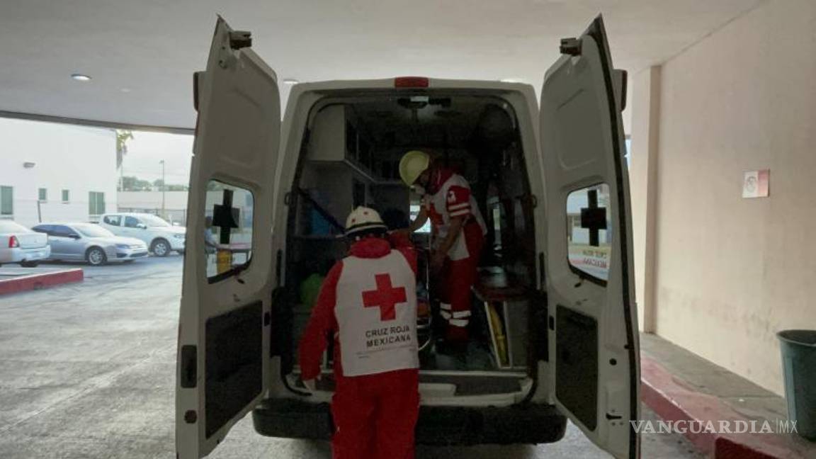 $!La mujer fue atendida por paramédicos tras el violento asalto en Saltillo.