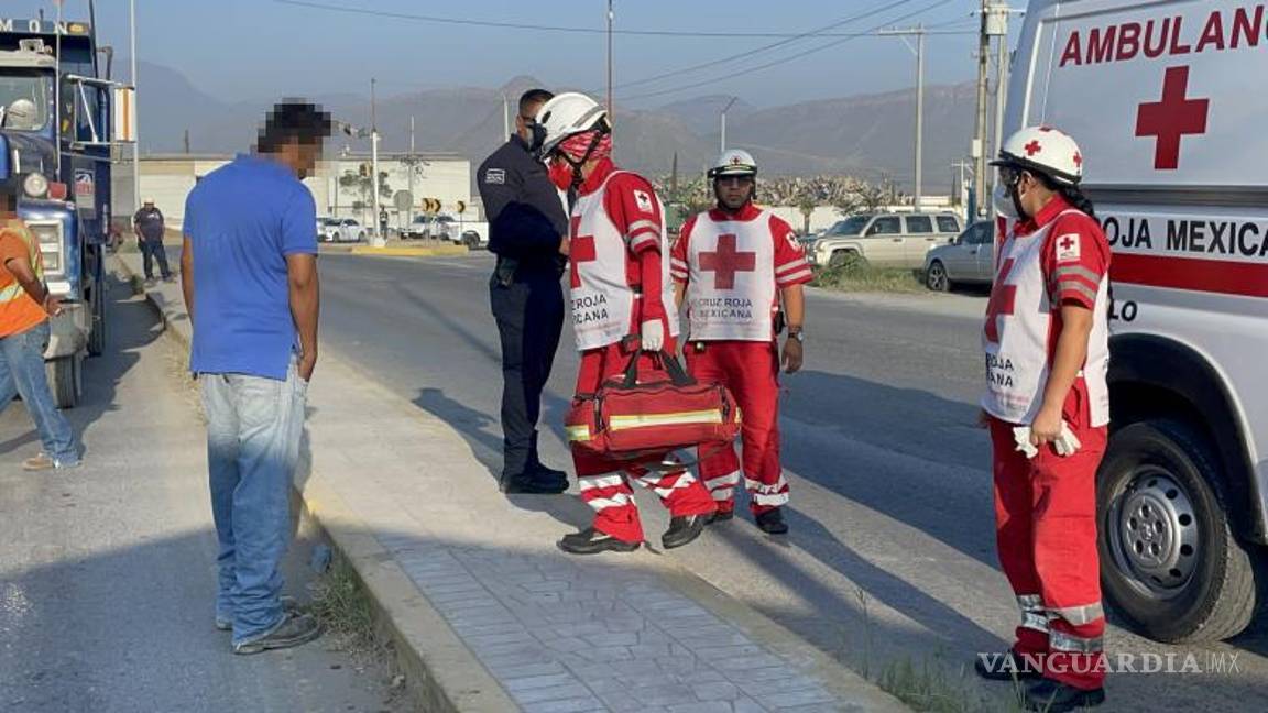 $!Bomberos y paramédicos de la Cruz Roja brindaron atención al conductor tras el accidente.