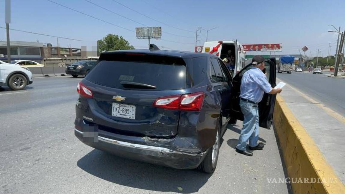 $!Personal de Tránsito Municipal tomó nota del accidente y supervisó el proceso de resolución entre las partes involucradas.