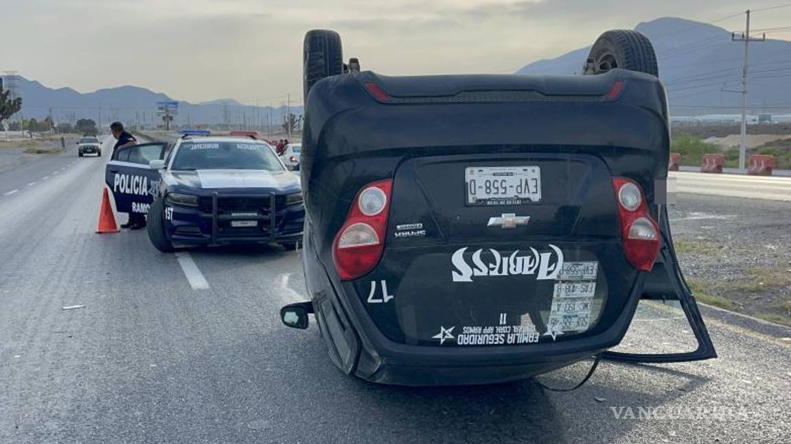 $!El conductor salió por su propio pie y se negó a recibir atención médica en el lugar.