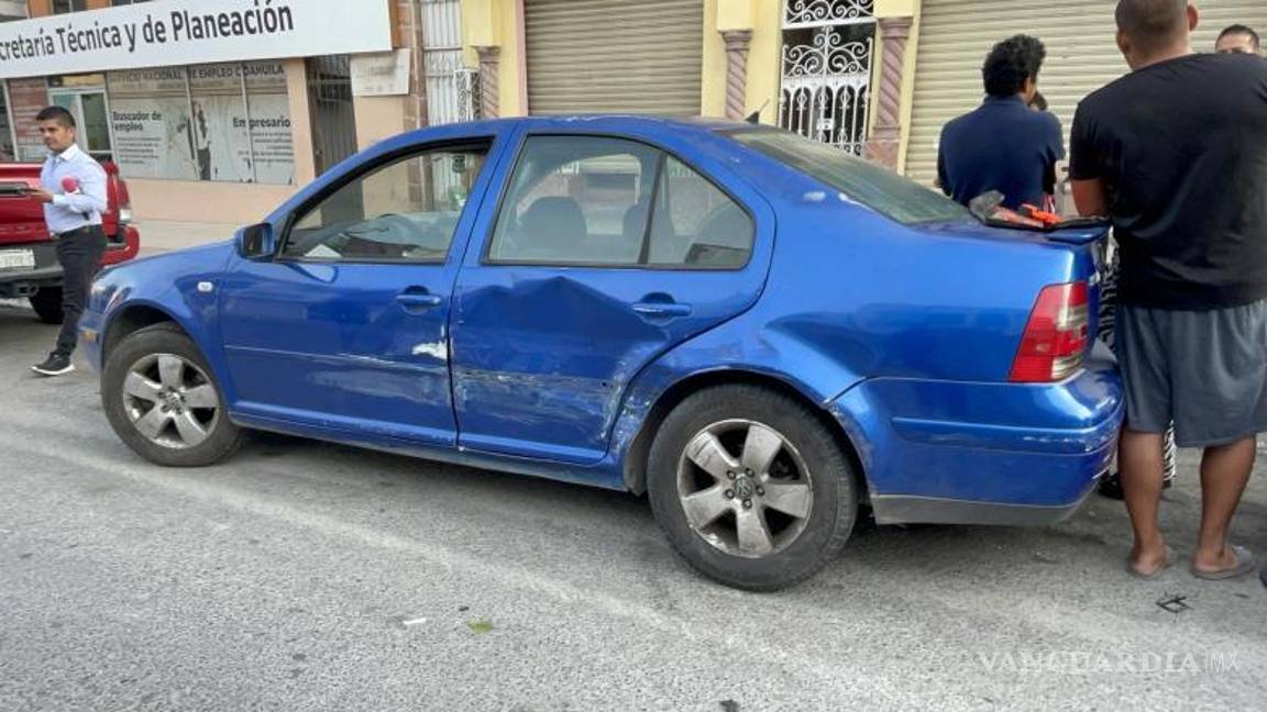 $!El auto recibió el impacto en el costado.