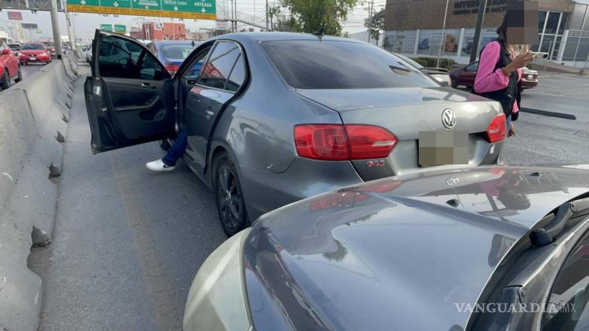 $!Seis vehículos quedaron involucrados en una serie de choques en cadena, sin que se reportaran personas lesionadas.