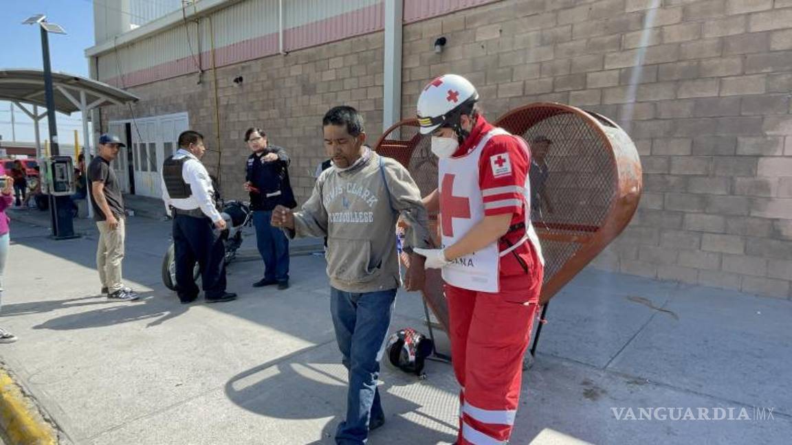 $!Personal de la Cruz Roja asistió al motociclista lesionado en el lugar del accidente.