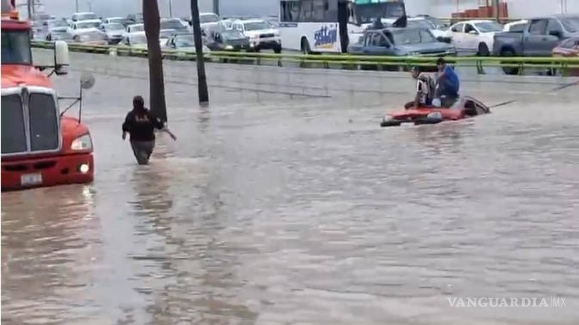 Policía de Saltillo rescata a 3 personas atrapadas por acumulación de agua en bulevar Fundadores (video)