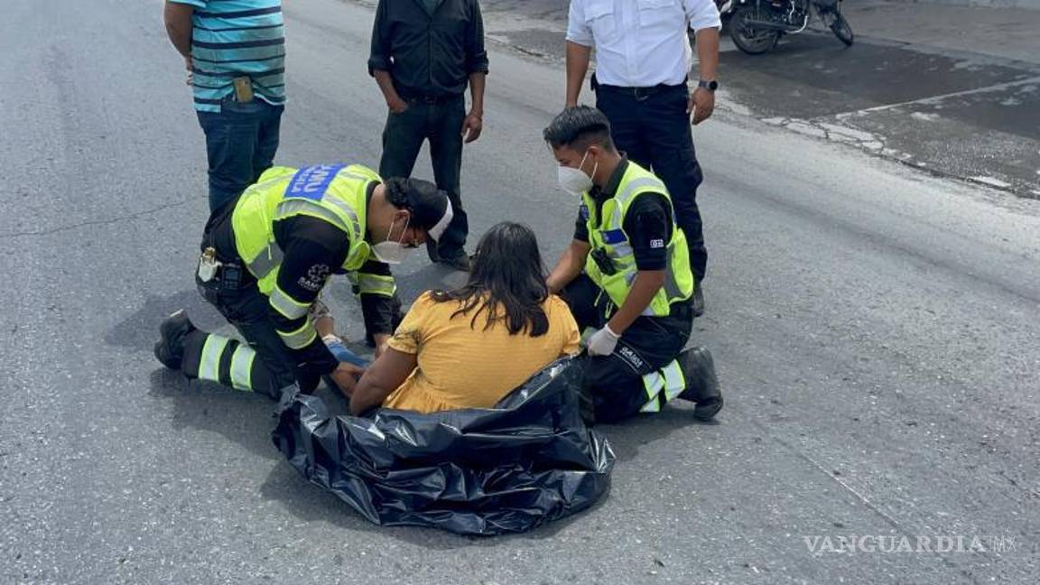 $!Personal de la Secretaría de Salud brindó atención a Cynthia antes de subirla a la ambulancia.